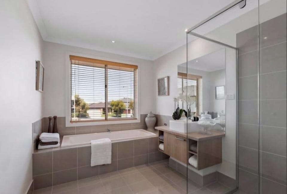 Modern Family Retreat House in Werribee South