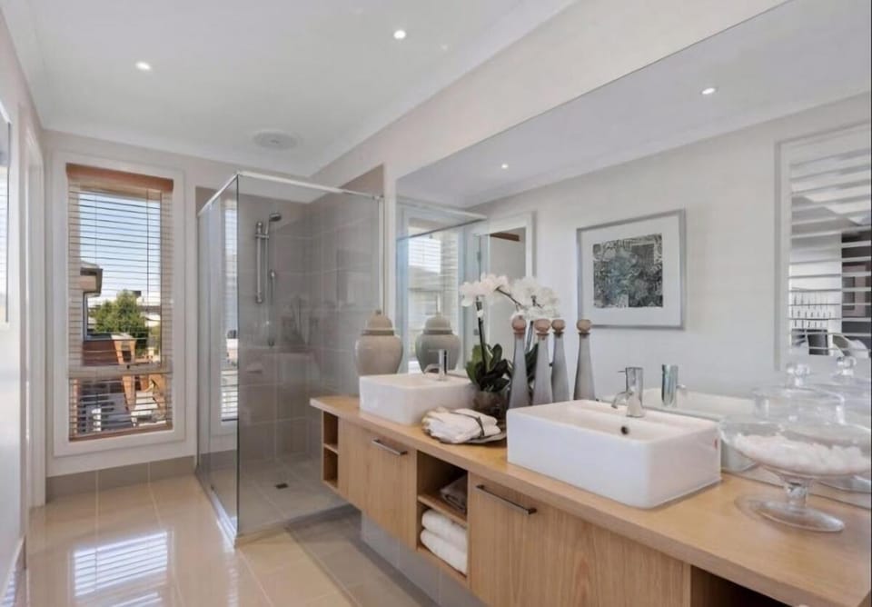 Modern Family Retreat House in Werribee South