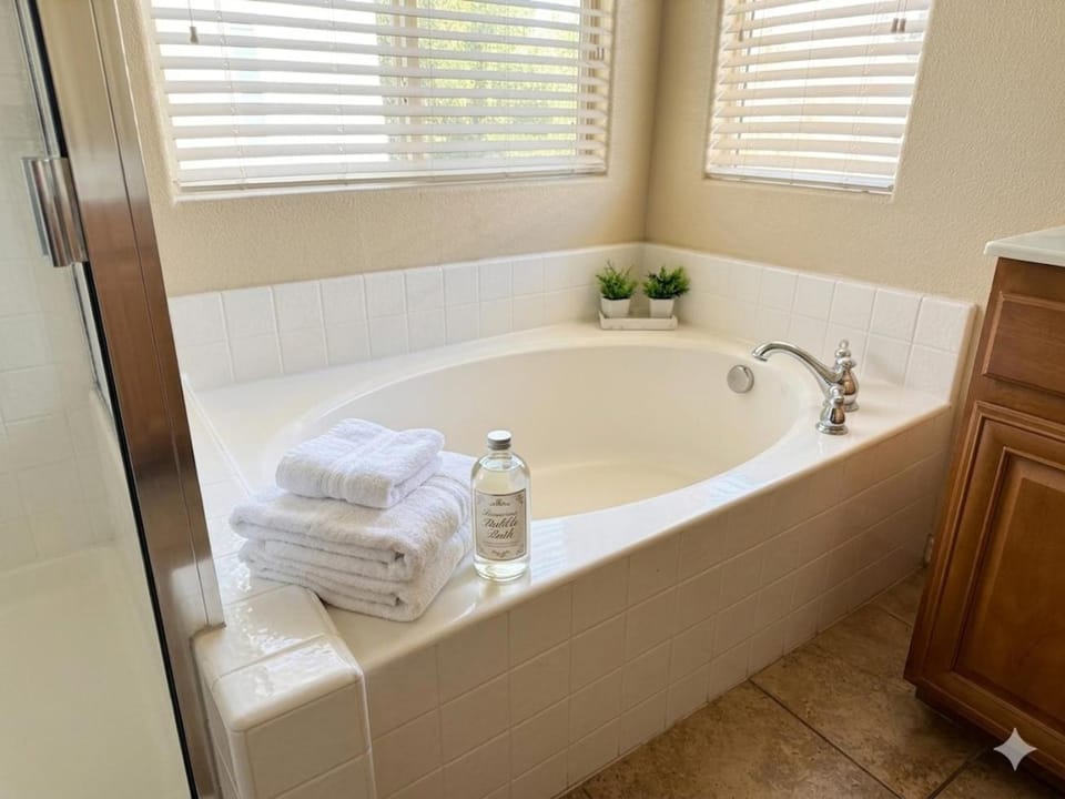 Family Friendly 3BR w Game Lounge & Garage 10 Min to Strip House in Paradise