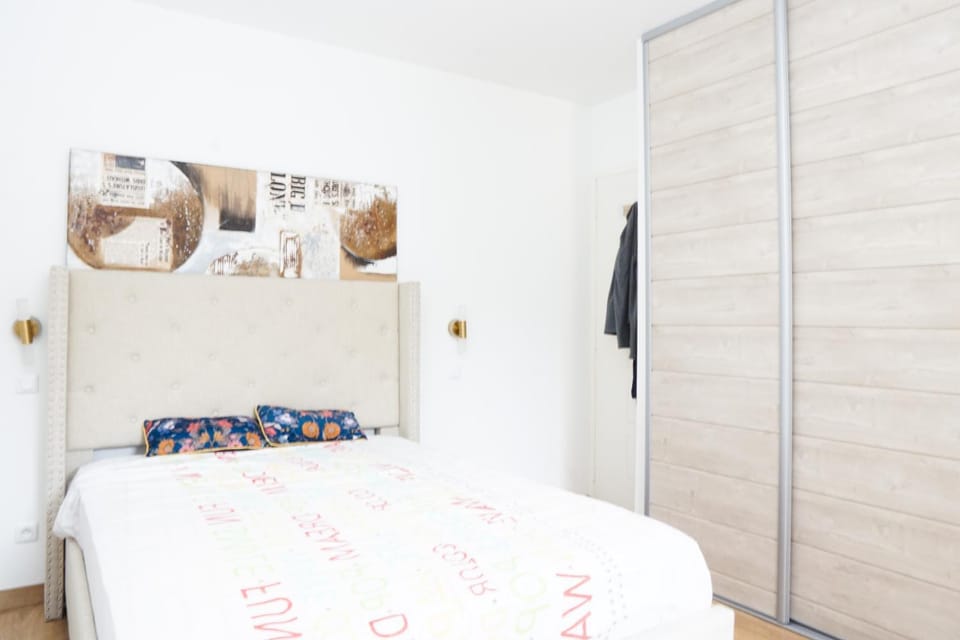 Photo of the whole room, Bedroom