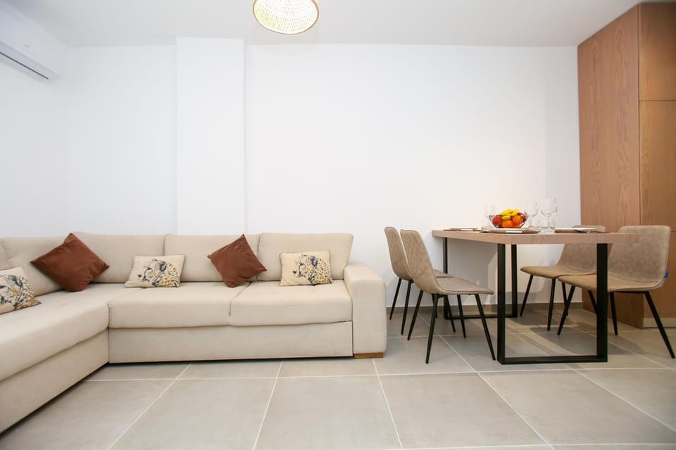 Living room, Dining area, air conditioner