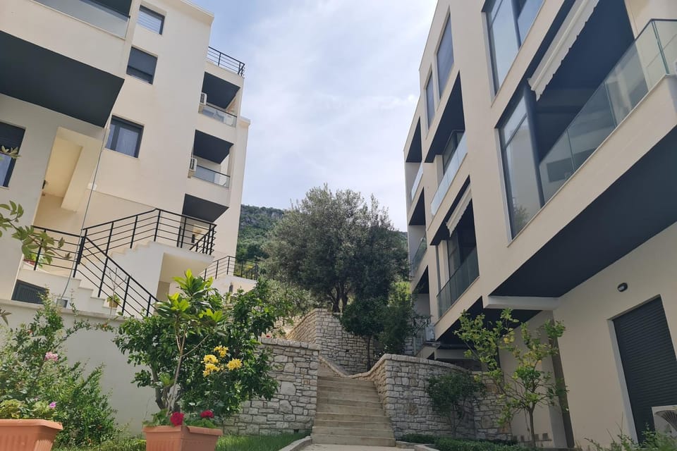 Property building, Facade/entrance, Garden