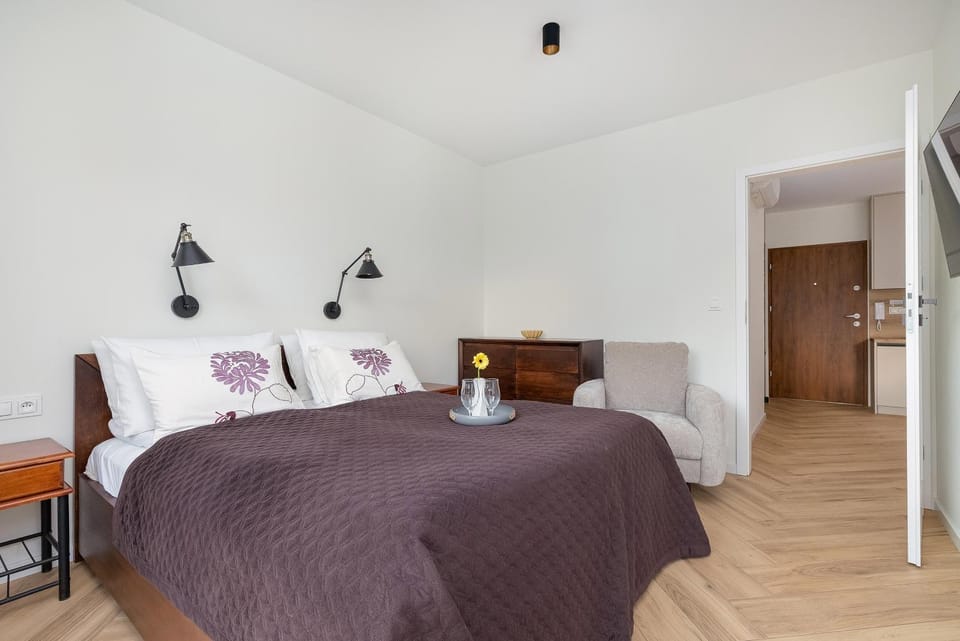 Bed, Photo of the whole room, Seating area, Bedroom