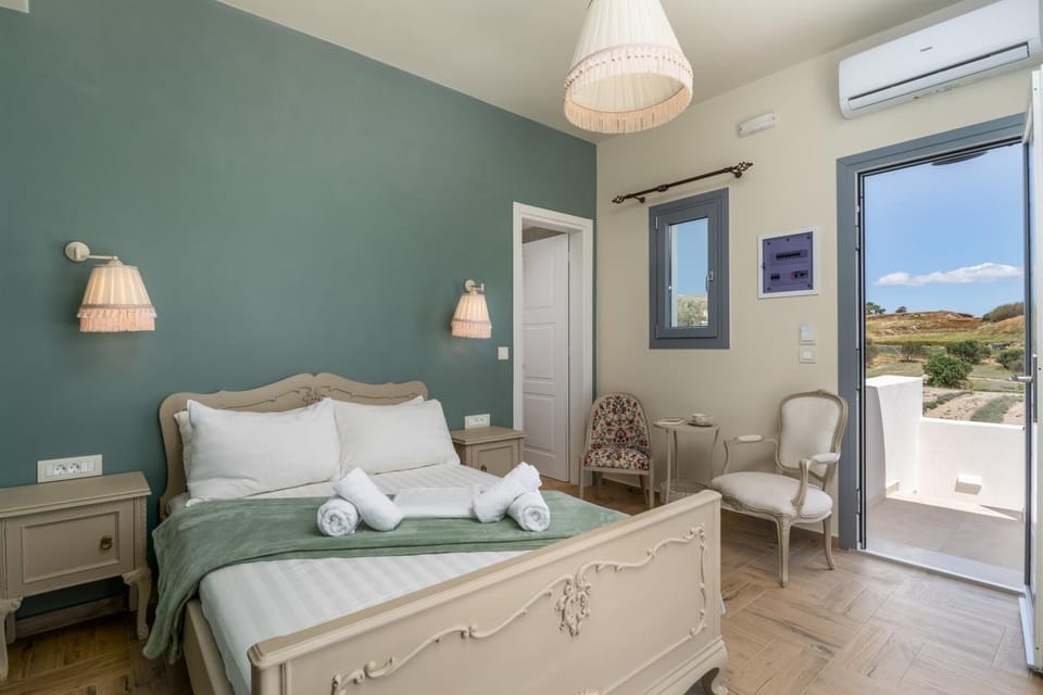 Bed, Photo of the whole room, Bedroom, towels, air conditioner