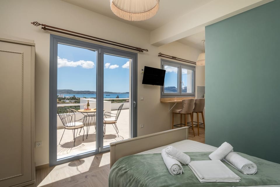 Bed, TV and multimedia, View (from property/room), Bedroom, Sea view, towels