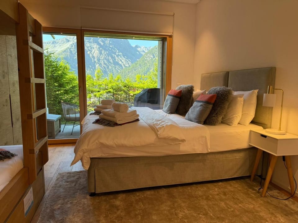 Bed, Photo of the whole room, Bedroom, Mountain view