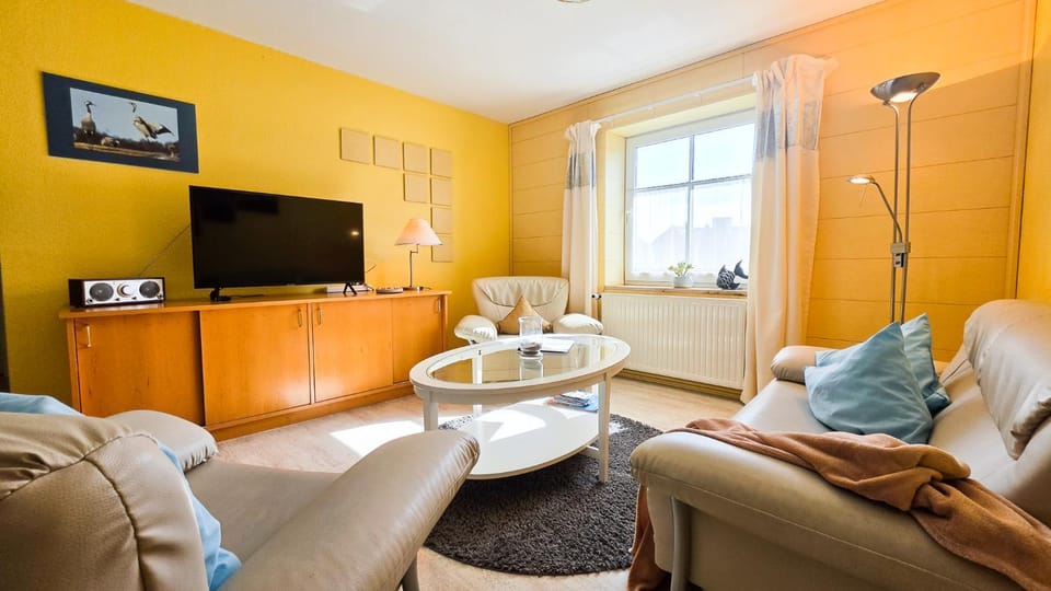 Communal lounge/ TV room, TV and multimedia, Living room, Seating area, Evening entertainment