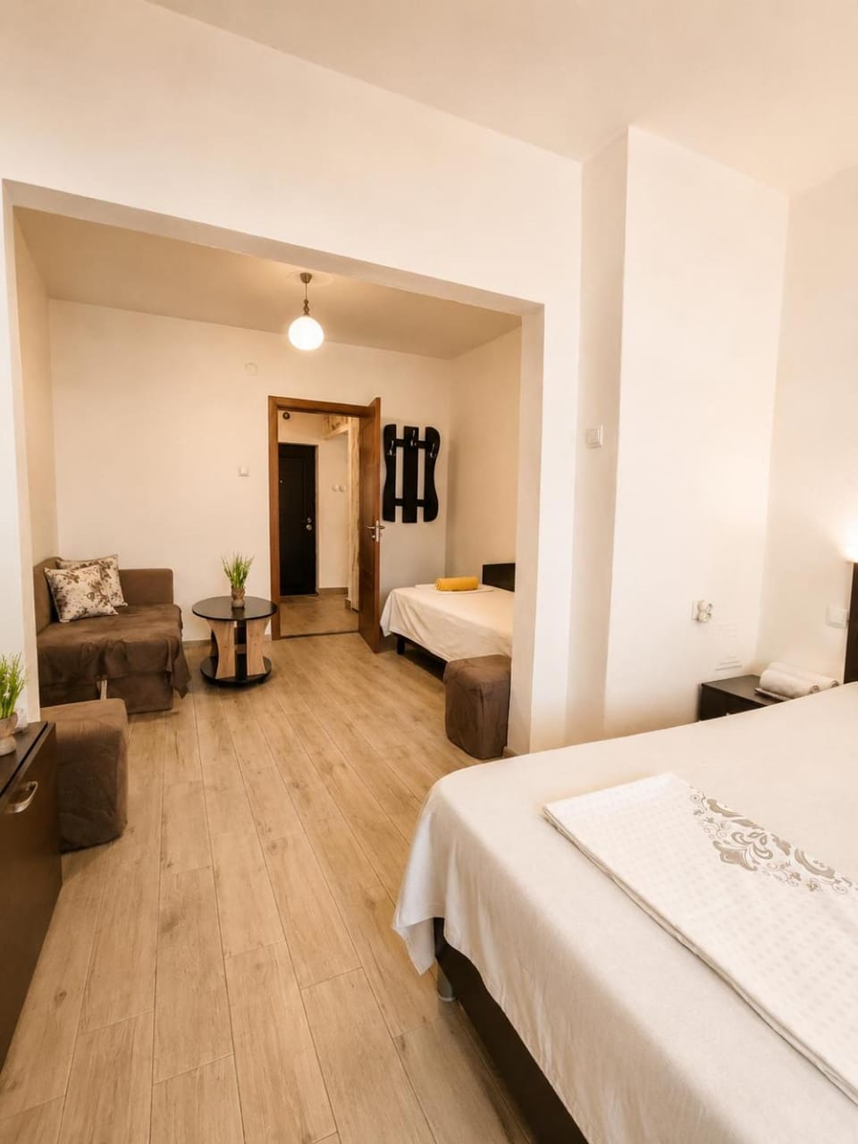 Bed, TV and multimedia, Living room, Photo of the whole room, Seating area, Bedroom