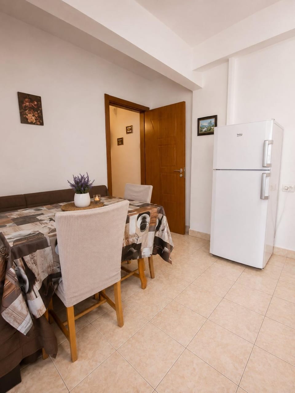 Kitchen or kitchenette, Living room, Seating area, Dining area, oven