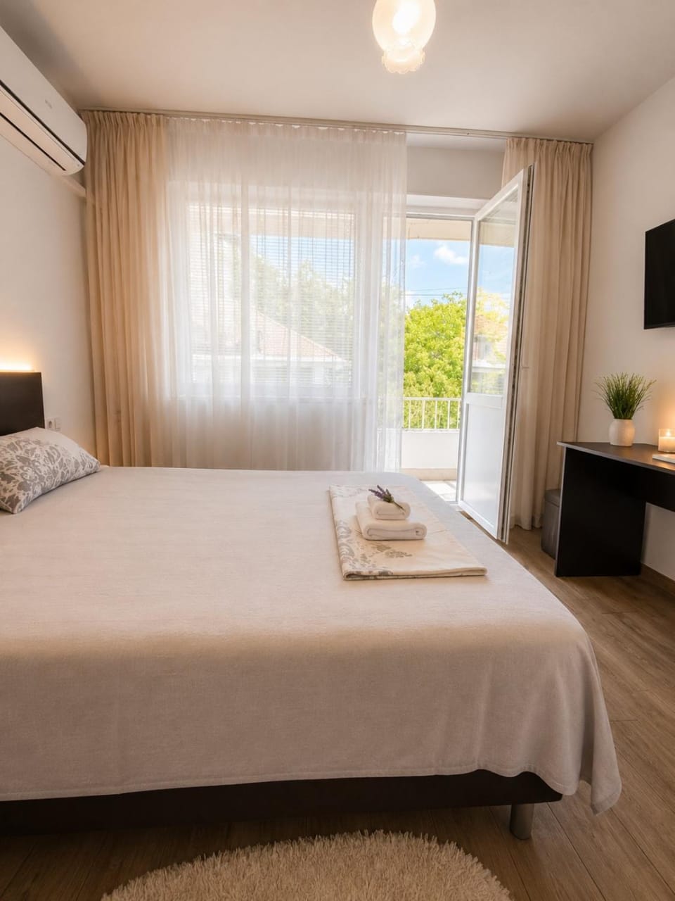 Bed, TV and multimedia, Photo of the whole room, Bedroom, towels, air conditioner