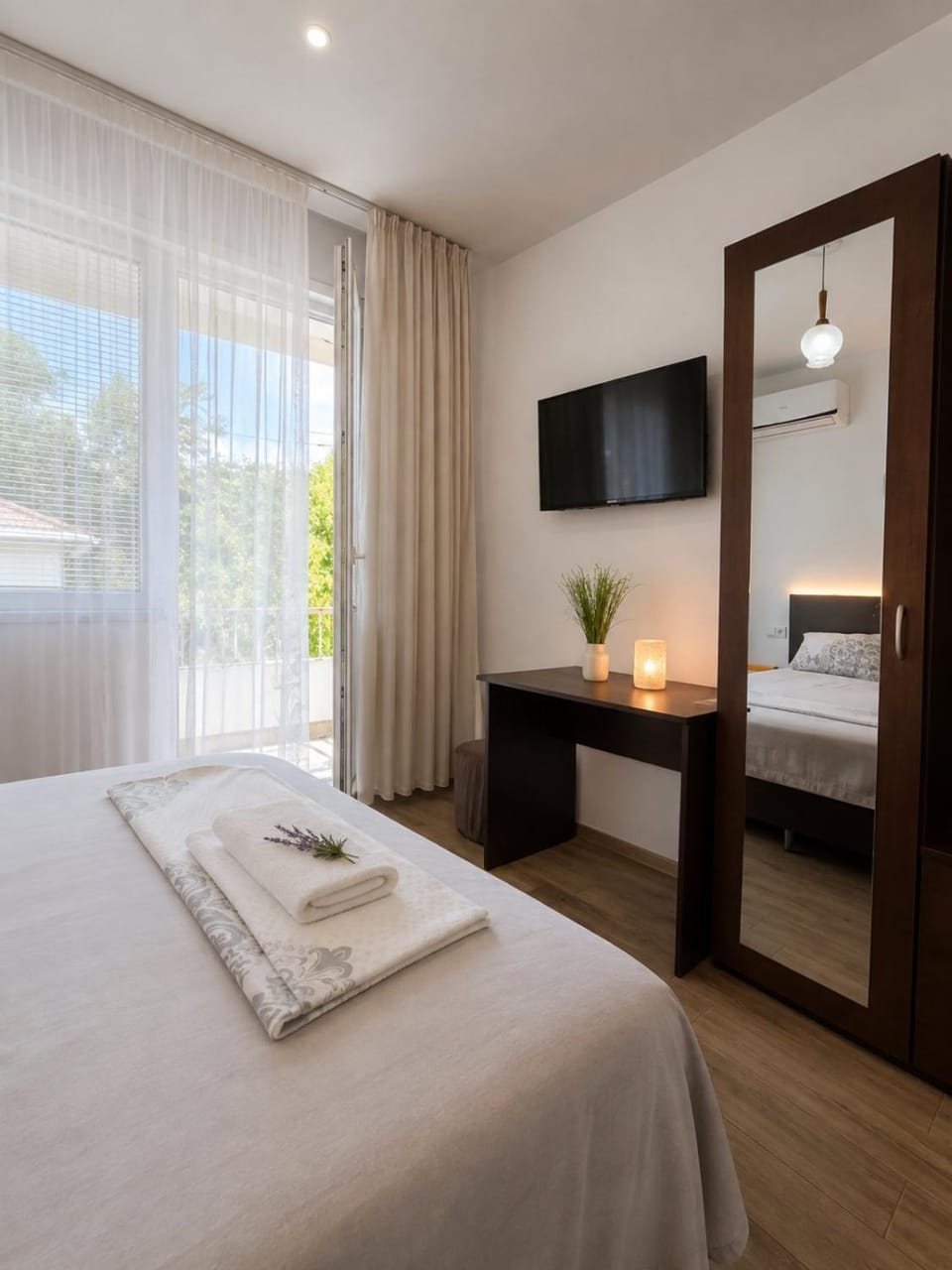 Bed, TV and multimedia, Photo of the whole room, Bedroom, towels