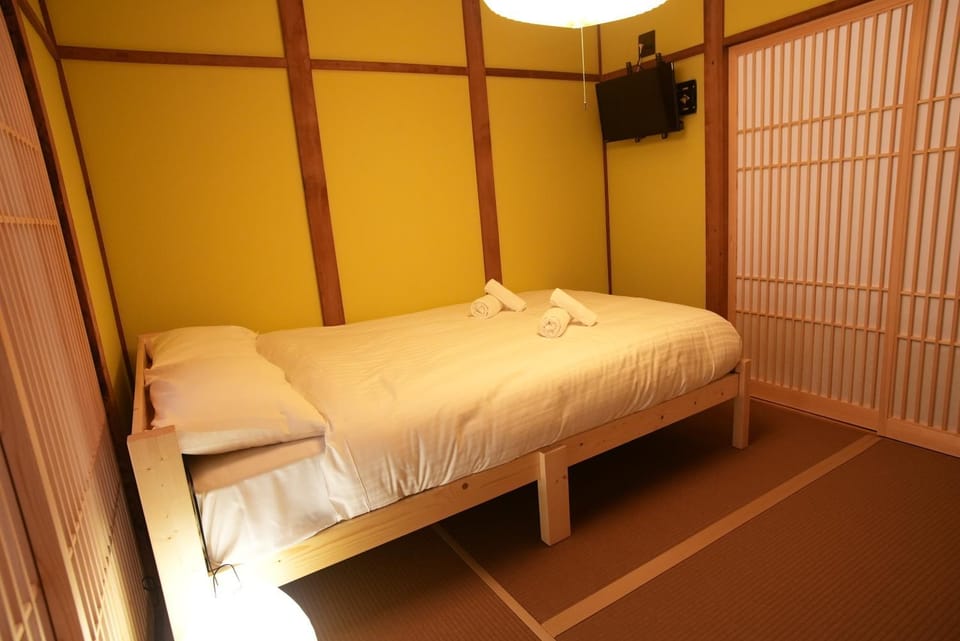 Bed, TV and multimedia, Bedroom