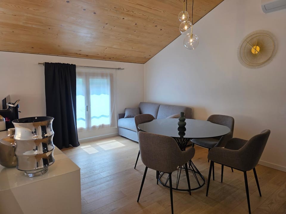 Seating area, Dining area