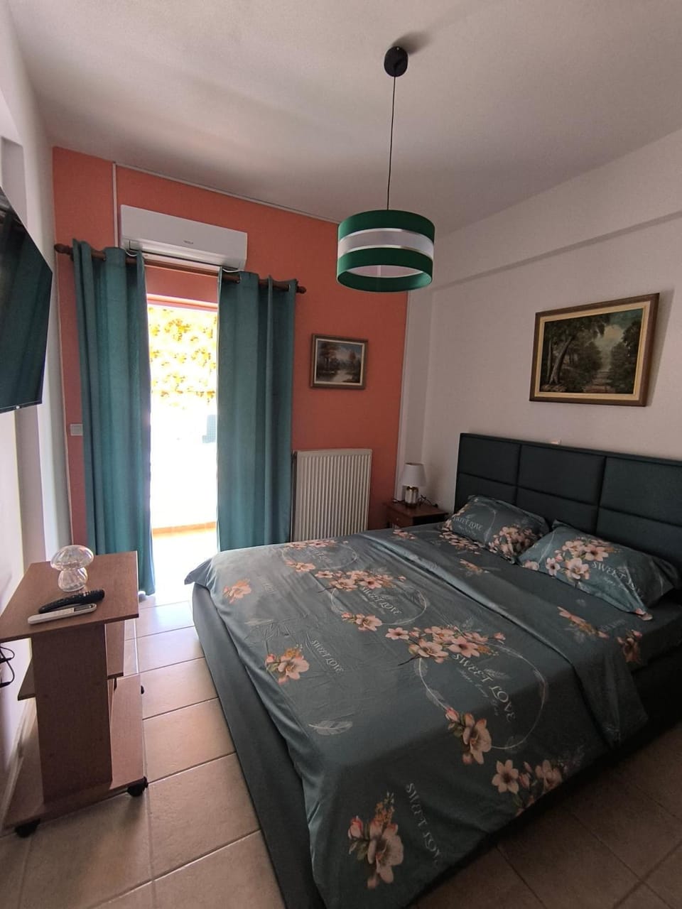 Bed, TV and multimedia, air conditioner