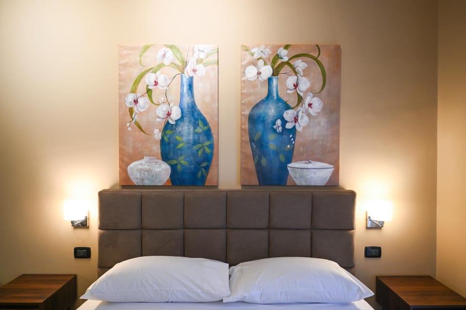 Bed, Photo of the whole room, Decorative detail, Bedroom