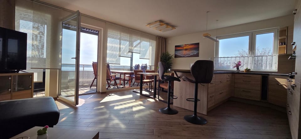 Communal lounge/ TV room, TV and multimedia, Kitchen or kitchenette, Living room, Seating area, Dining area, Evening entertainment
