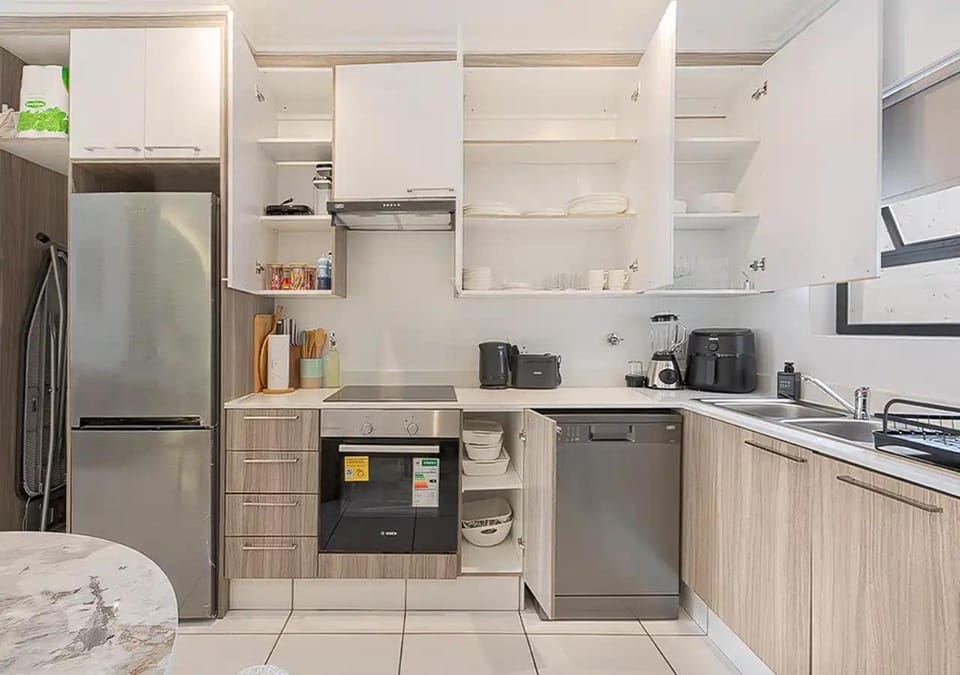 Coffee/tea facilities, Kitchen or kitchenette, dishwasher, oven, stove