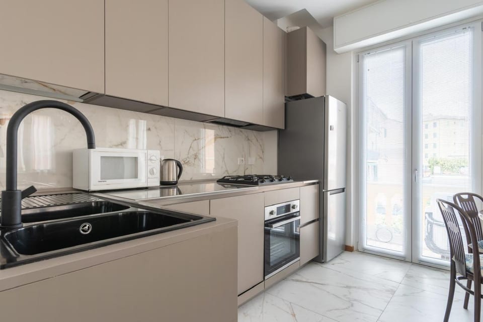 Kitchen or kitchenette, oven