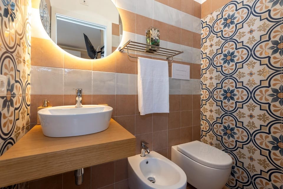 Shower, Toilet, Bathroom, bidet, towels
