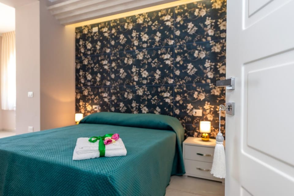 Bed, Photo of the whole room, Bedroom, towels
