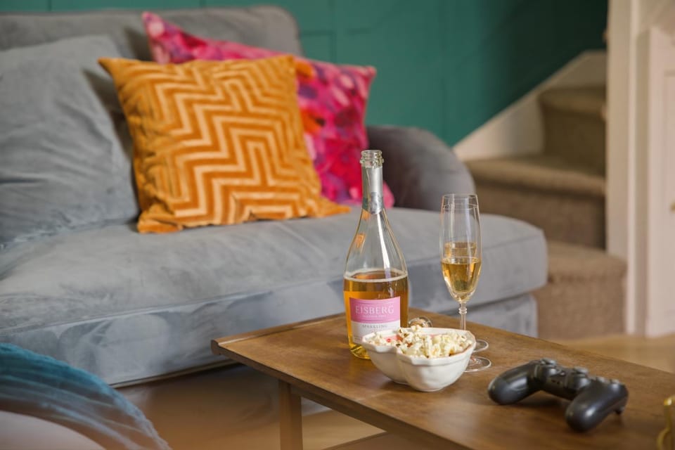 Living room, Food and drinks, Seating area, Food, Drinks
