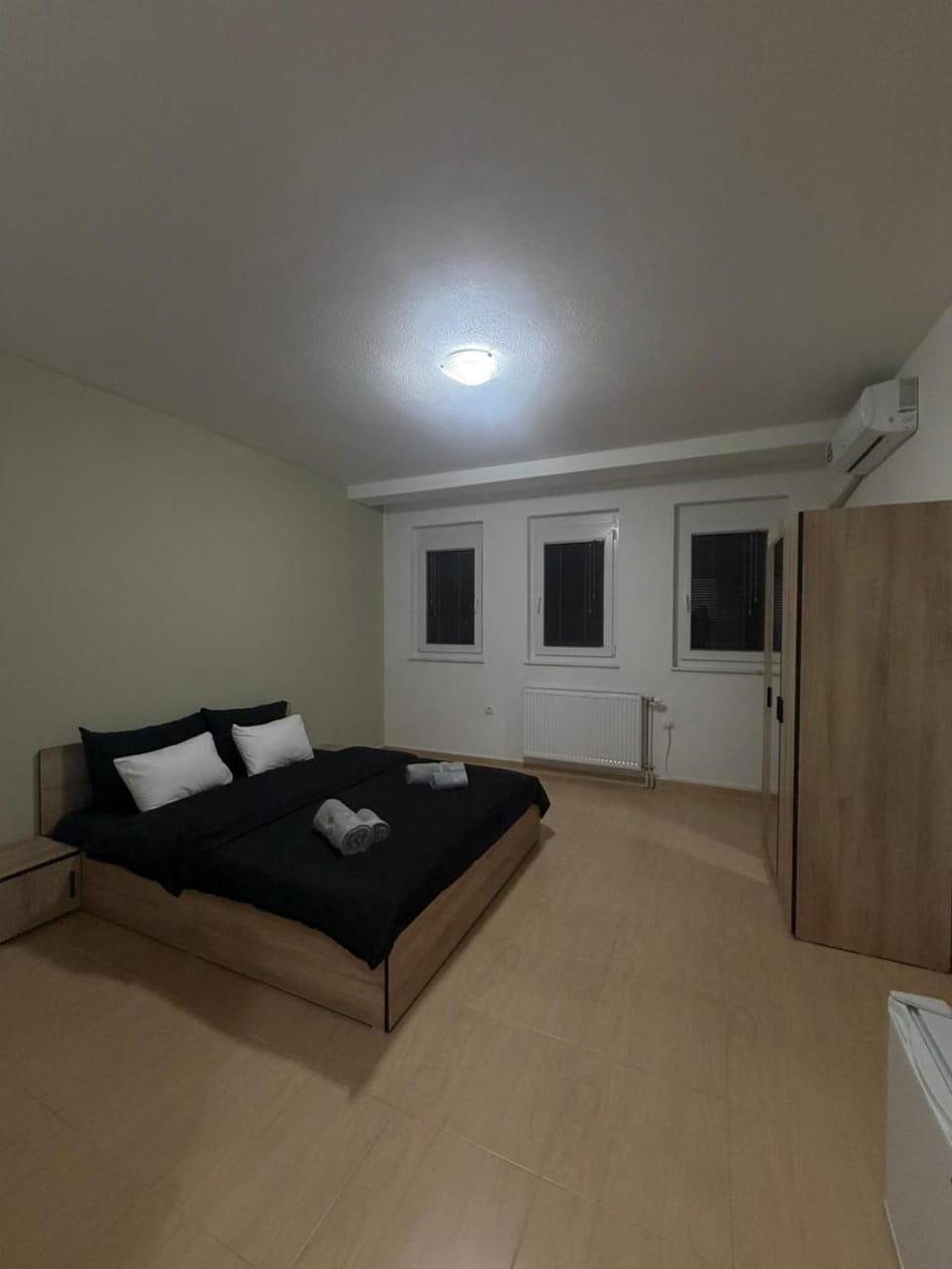 Bed, TV and multimedia, Bedroom, wardrobe, air conditioner