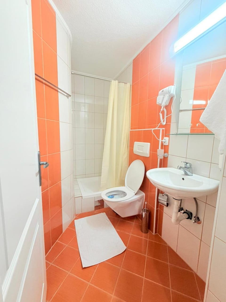 Shower, Toilet, Bathroom, Bath, hair dryier, towels
