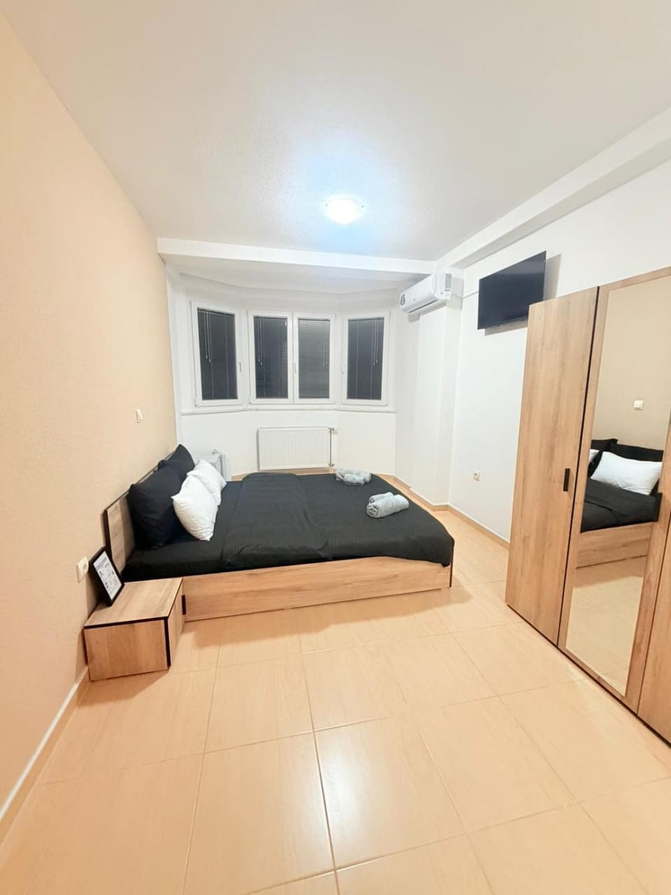 Bed, TV and multimedia, Photo of the whole room, Bedroom, towels, wardrobe, air conditioner