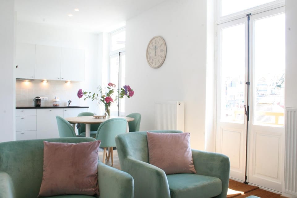 Kitchen or kitchenette, Seating area, Dining area