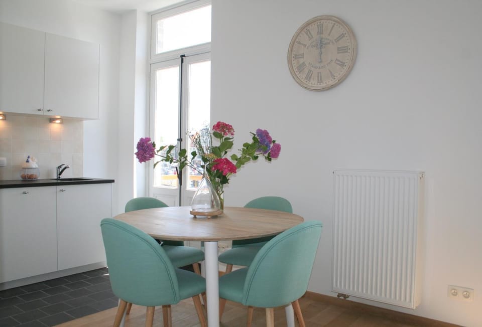 Kitchen or kitchenette, Dining area, stove