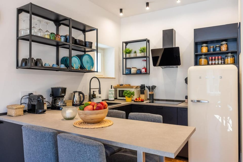 Coffee/tea facilities, Kitchen or kitchenette, Dining area, stove, toaster