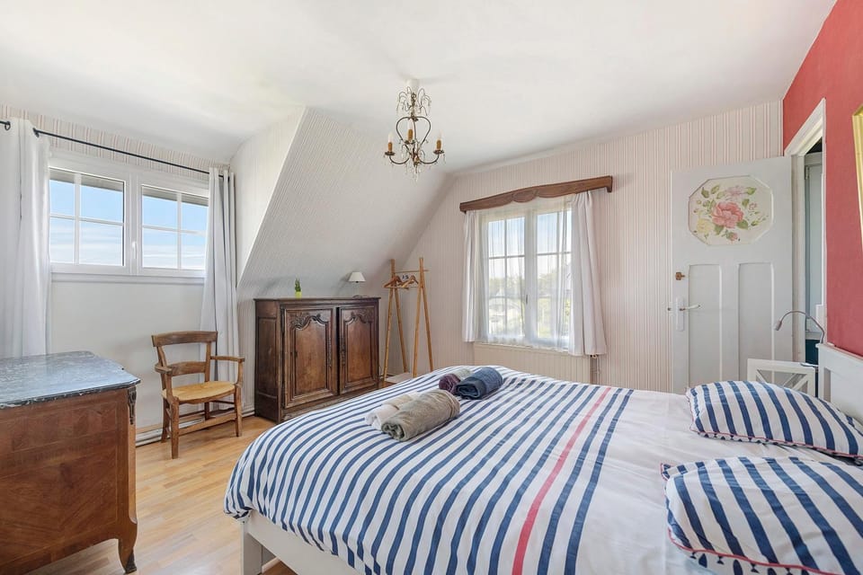 Property building, Living room, Bedroom