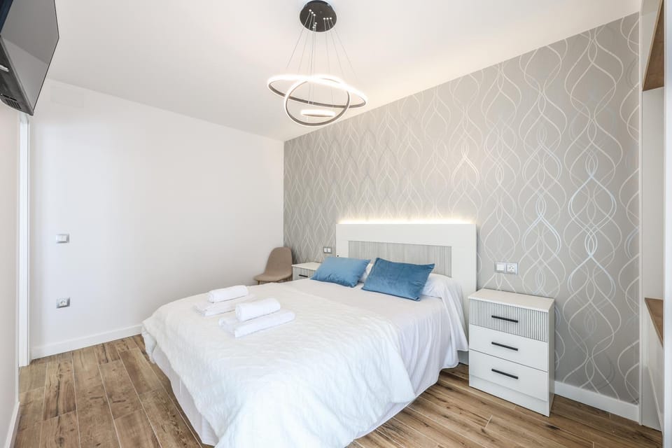 Bed, TV and multimedia, Bedroom