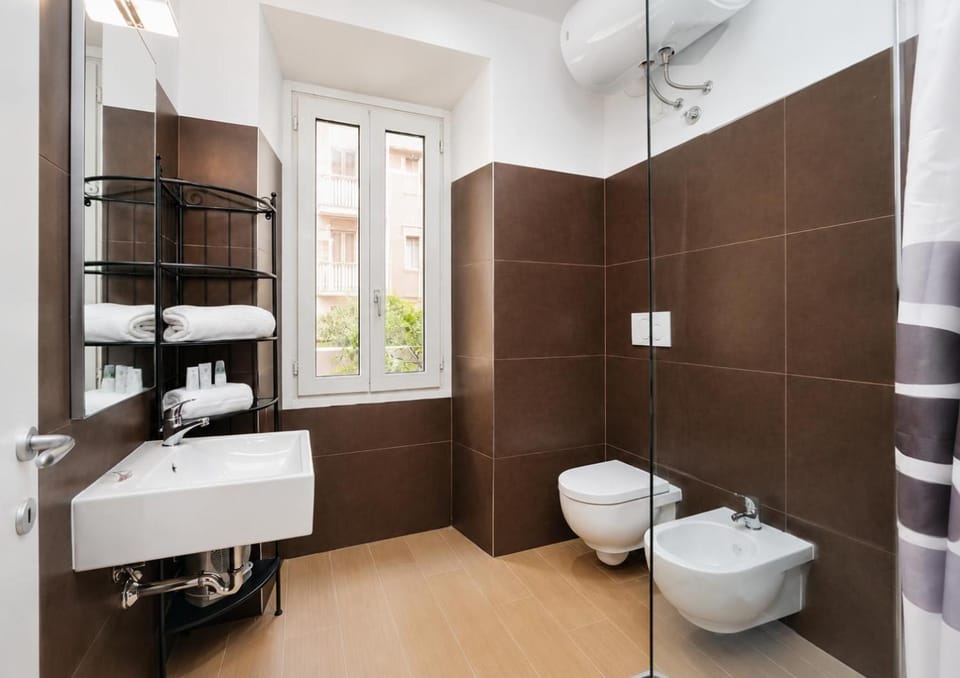 Shower, Toilet, Bathroom, bidet, towels