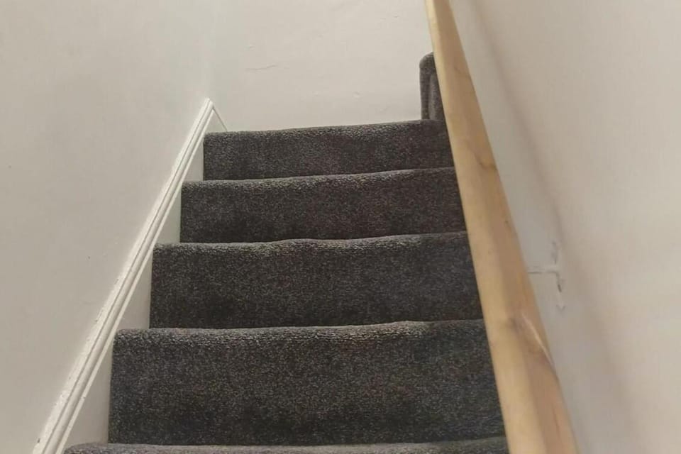 3 Bed House Sleeps 5 - On-site Parking - Smart TVs House in Oldham District