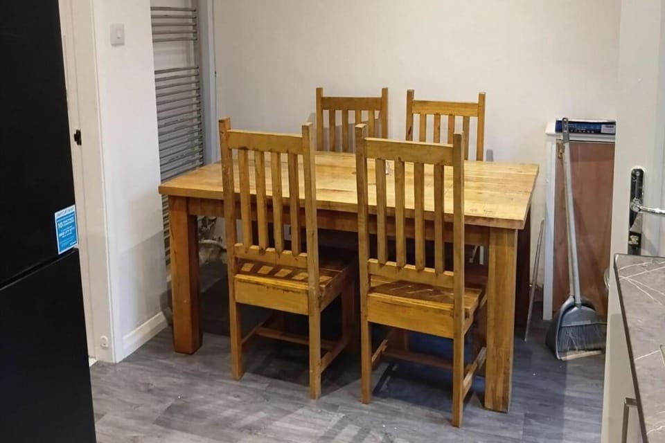 3 Bed House Sleeps 5 - On-site Parking - Smart TVs House in Oldham District