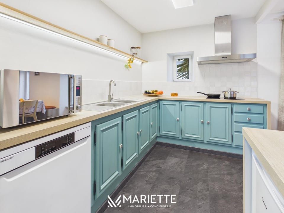 Kitchen or kitchenette