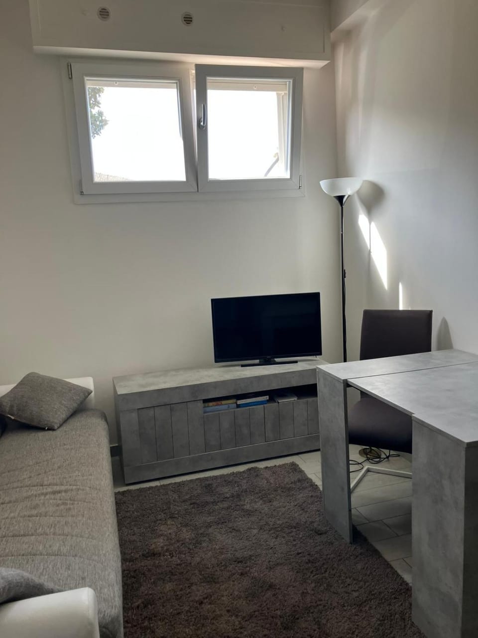 TV and multimedia, Living room, Seating area, Evening entertainment, air conditioner