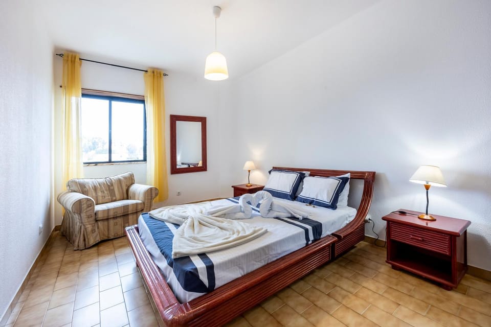 Bed, Photo of the whole room, Seating area, Bedroom, towels