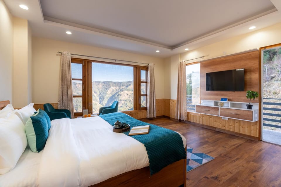 Bed, Natural landscape, TV and multimedia, Photo of the whole room, Seating area, Bedroom
