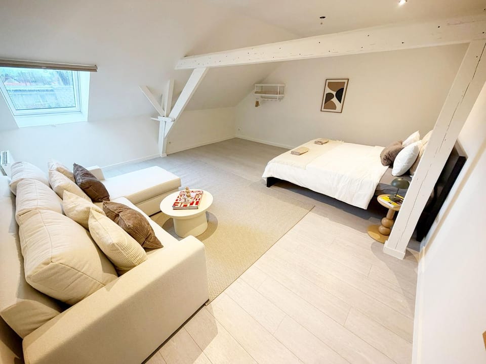 Bed, Seating area, Bedroom