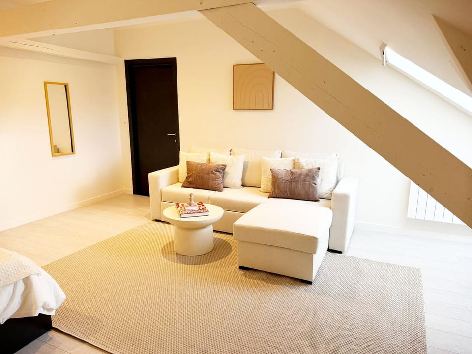 Bed, Seating area, Bedroom