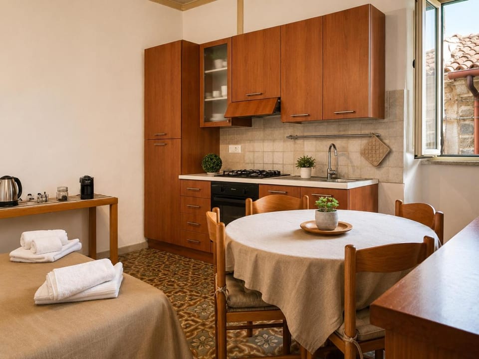 Coffee/tea facilities, Kitchen or kitchenette, Photo of the whole room, Dining area