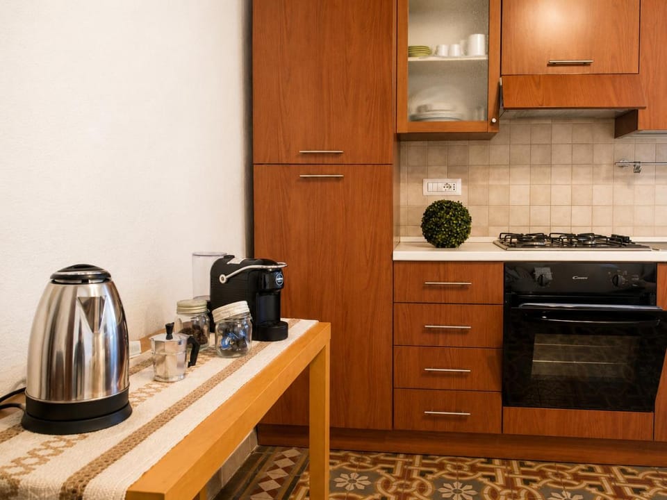 Coffee/tea facilities, Kitchen or kitchenette, stove