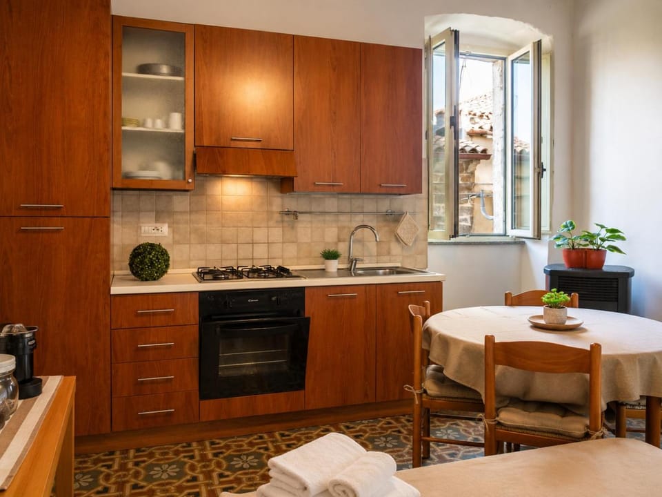 Kitchen or kitchenette, Dining area, stove