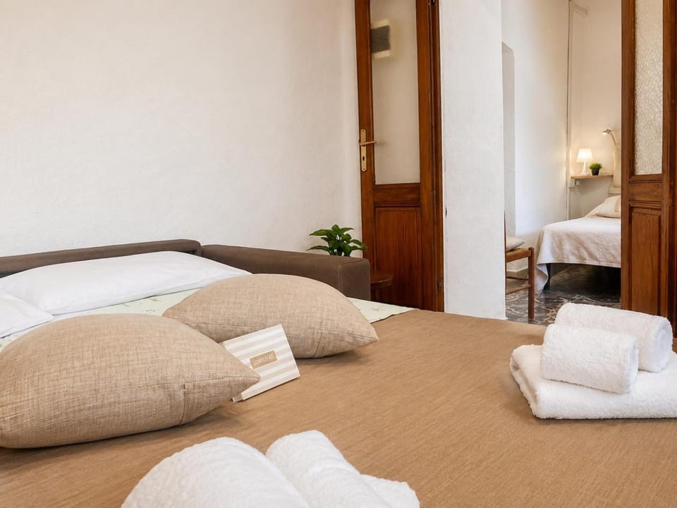 Bed, Photo of the whole room, towels