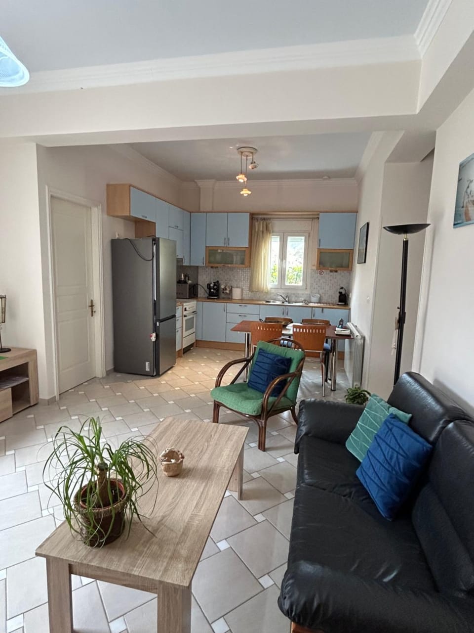 Kitchen or kitchenette, Seating area, Dining area