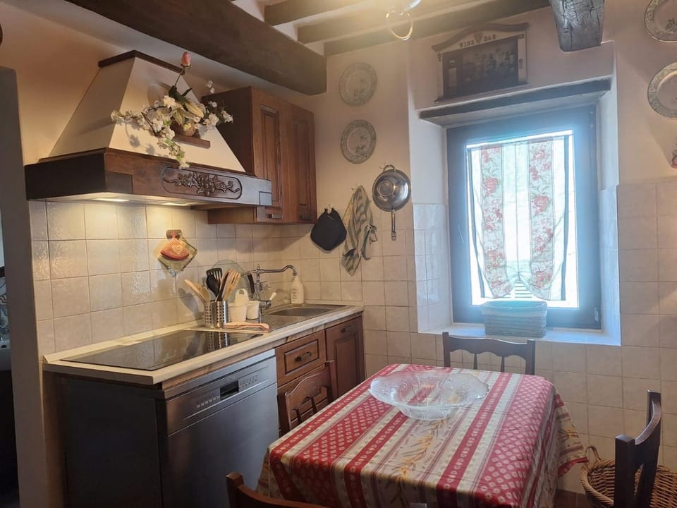 Kitchen or kitchenette, Dining area, stove