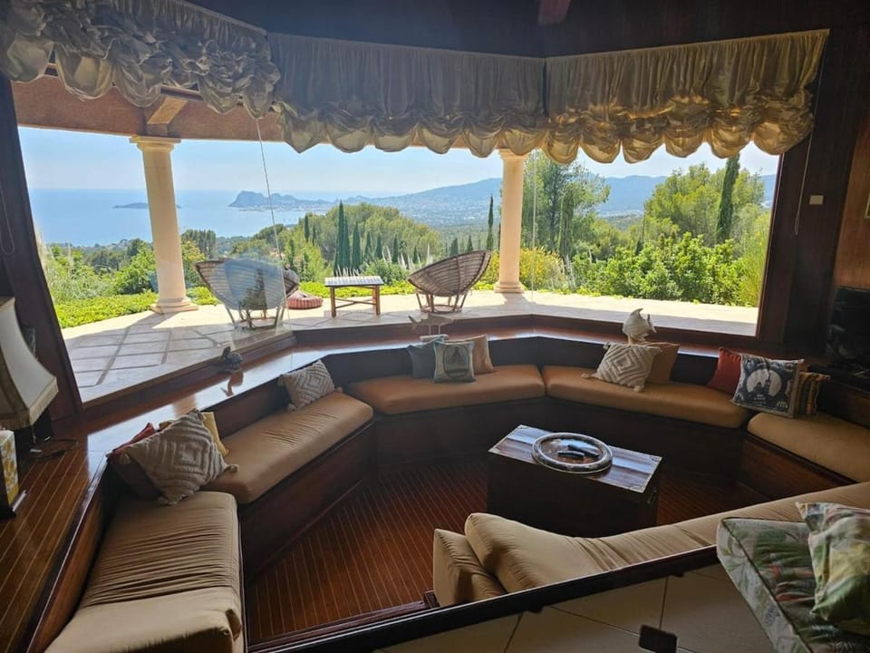 Le Faré 5bedrooms and mezzanine villa with swimming pools, tennis 15pax Villa in La Ciotat