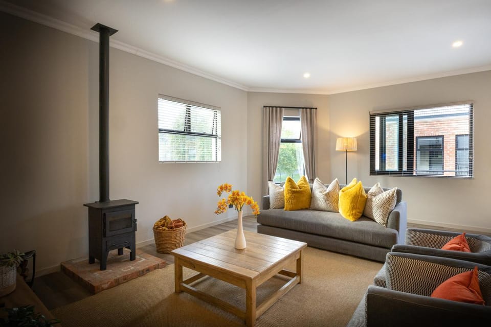 Lounge or bar, fireplace
